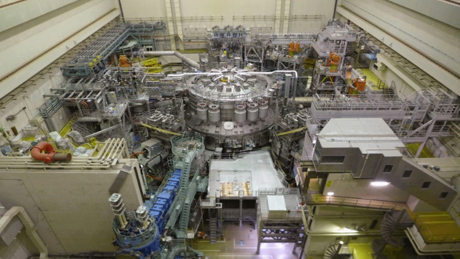 صورة غير مؤرخة نشرها المعهد الوطني للعلوم والتكنولوجيا الكمومية في 1 ديسمبر 2023، تظهر JT-60SA، أكبر مفاعل اندماج نووي في العالم، قبل افتتاحه في ناكا باليابان