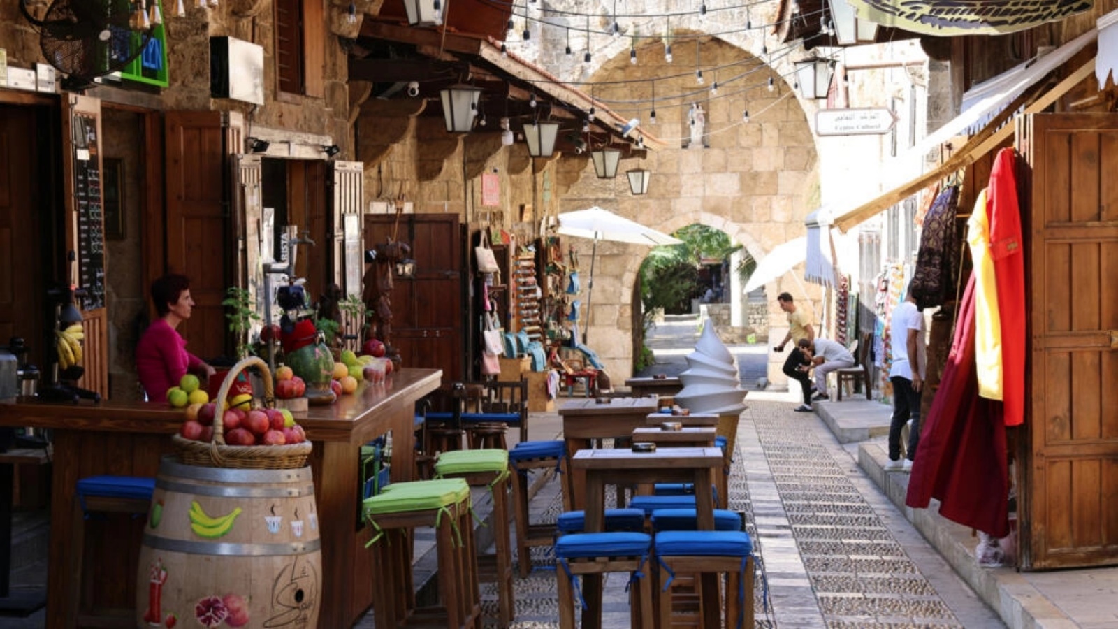 مطعم في مدينة جبيل السياحية الأثرية في لبنان خال من الروّاد في العاشر من نوفمبر 2023 