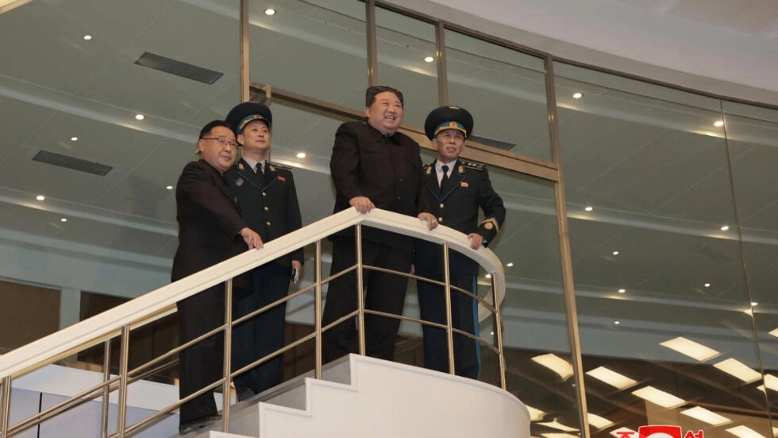صورة وزعتها وكالة الأنباء الكورية الشمالية الرسمية تظهر كيم جونغ أون خلال زيارة لمركز التحكم العام في بيونغ يانغ التابع لمديرية تكنولوجيا الطيران الوطنية الكورية في 22 نوفمبر 2023