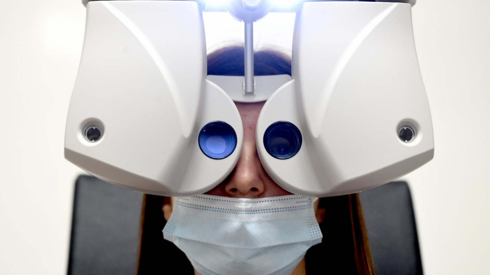 مريض يُجري فحصًا بصريًا في شاحنة مخصصة لطب العيون عن بعد في مدينة روشفورت سور لوار