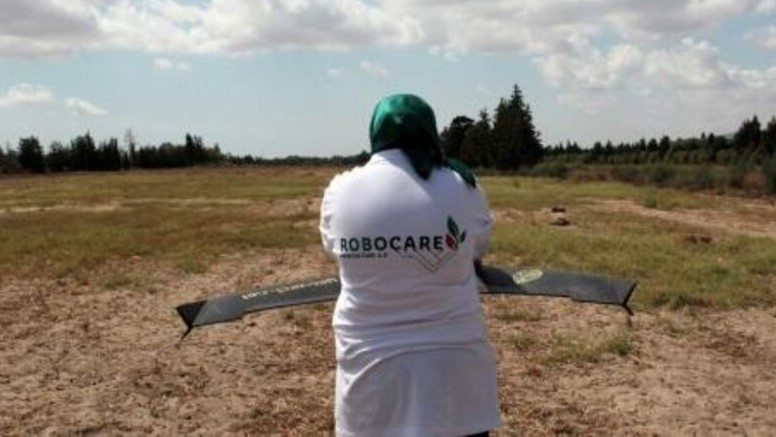 إيمان الهيبري تستعد لإطلاق طائرة مسيّرة فوق حقل زراعي في محافظة نابل بشرق تونس في 30 آب/أغسطس 203