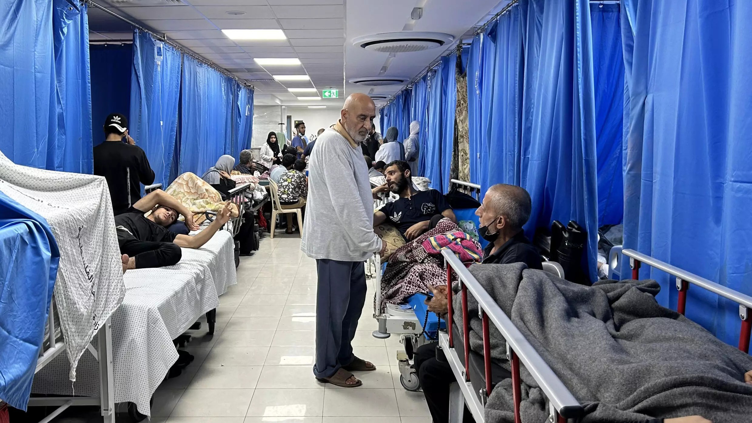 صورة للمرضى والنازحين في مستشفى الشفاء في مدينة غزة في 10 نوفمبر 2023