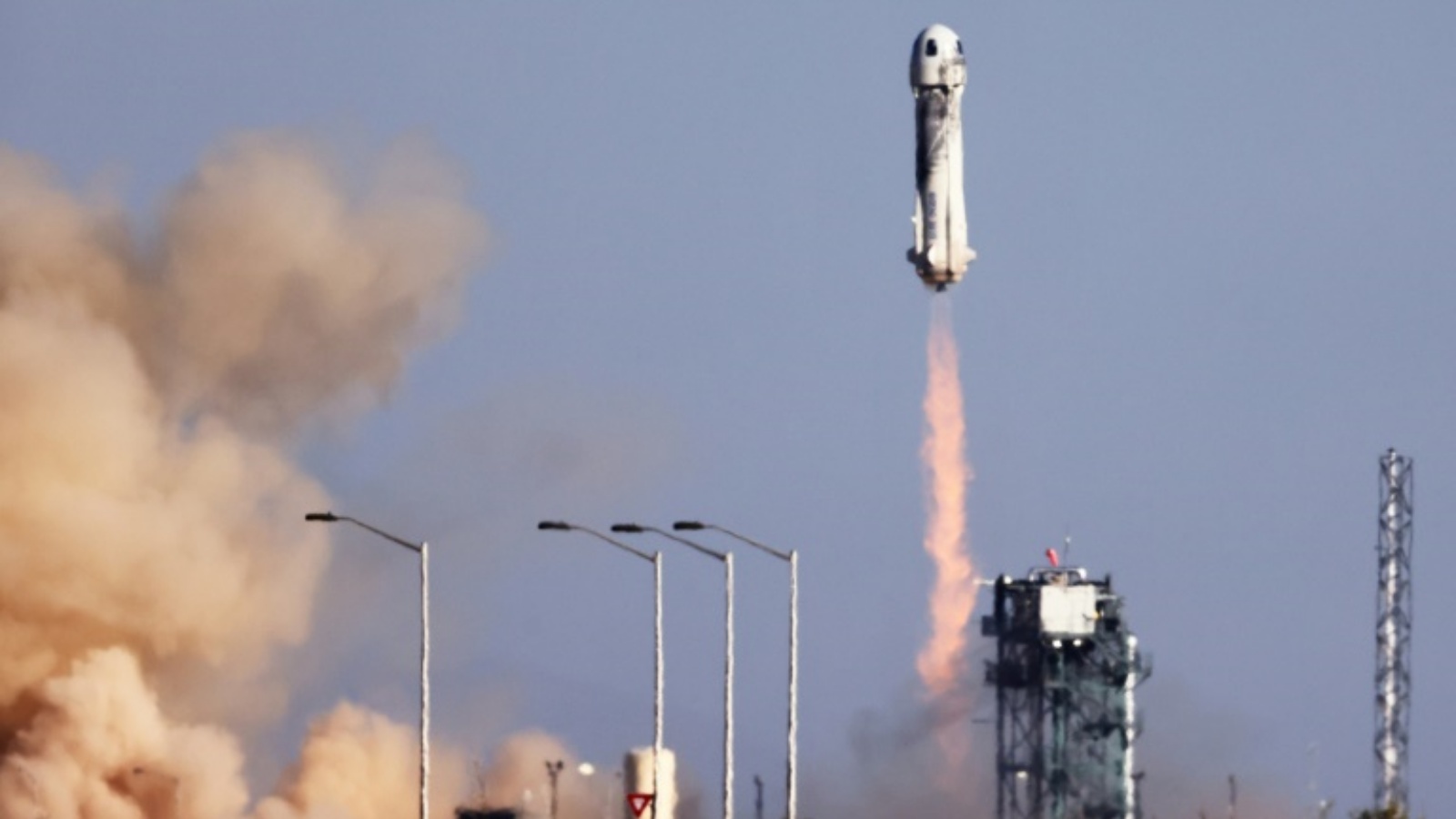 مركبة Blue Origin's New Shepard تنطلق من منصة الإطلاق وعلى متنها ممثل Star Trek البالغ من العمر 90 عامًا ويليام شاتنر وثلاثة مدنيين آخرين في 13 أكتوبر 2021 بالقرب من فان هورن، تكساس
