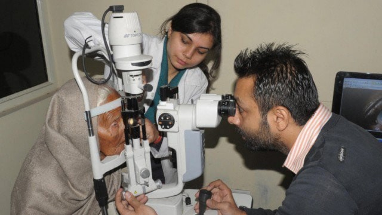 طبيب يجري فحص نظر لامرأة مسنة (توضيحية)