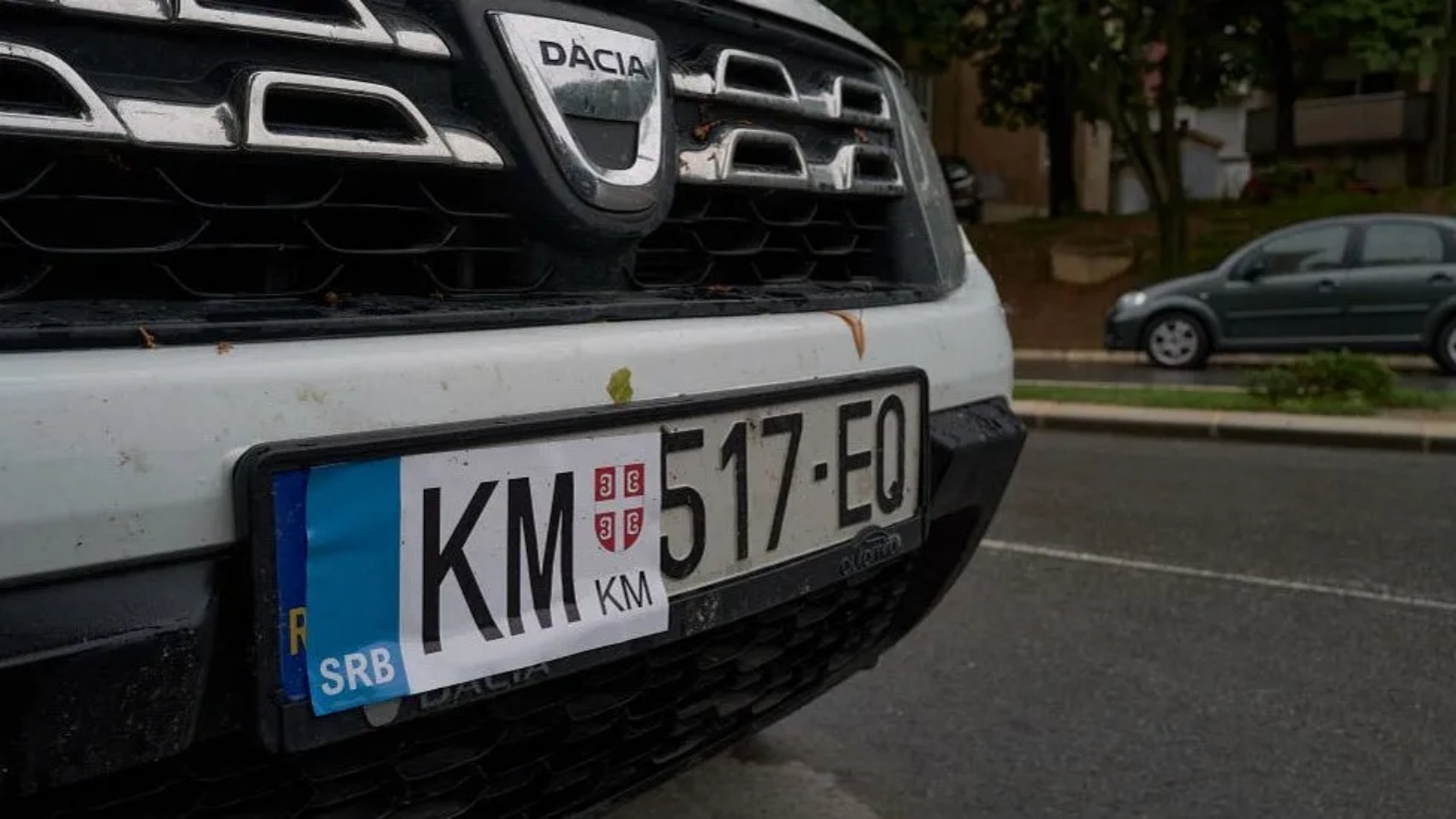 سيارة من كوسوفو عليها ملصق صربي على لوحة أرقامها