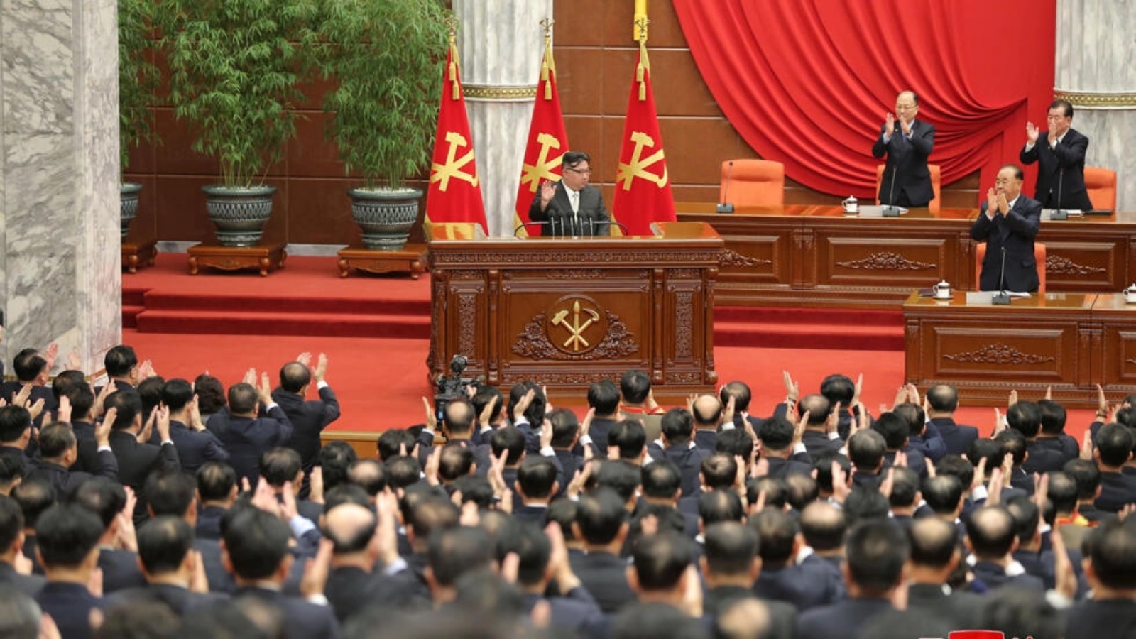 صورة نشرتها وكالة الأنباء الكورية الشمالية الرسمية في 31 ديسمبر 2023 تظهر مشاركين في الاجتماع العام للجنة المركزية لحزب العمال الكوري وهم يهتفون للزعيم الكوري الشمالي كيم جونغ أون
