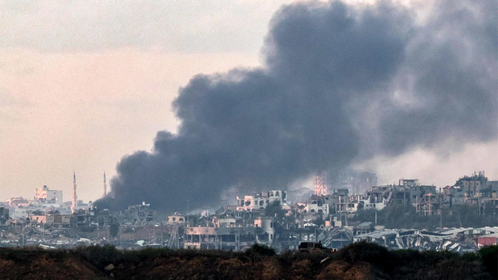 دخان يتصاعد فوق شمال قطاع غزة خلال القصف الإسرائيلي من جنوب إسرائيل في 14 ديسمبر، 2023، وسط المعارك المستمرة بين إسرائيل وحركة 