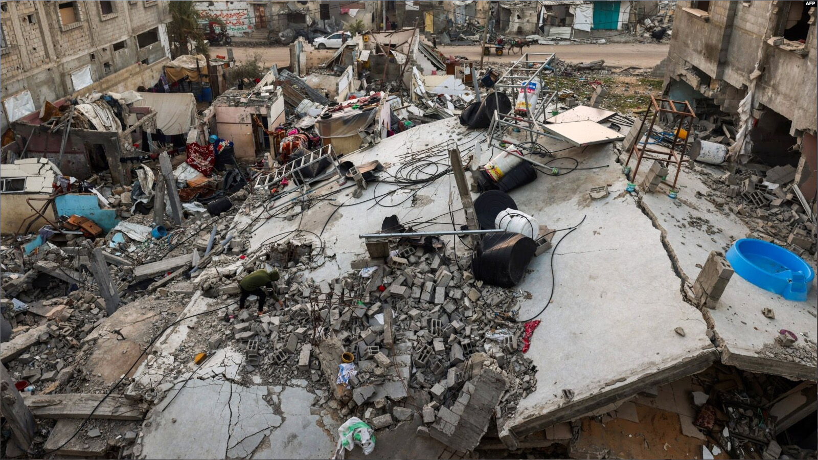 أنقاض منزل دمره القصف الإسرائيلي في مخيم رفح للاجئين، جنوب قطاع غزة. في 1 كانون الثاني (يناير) 2024