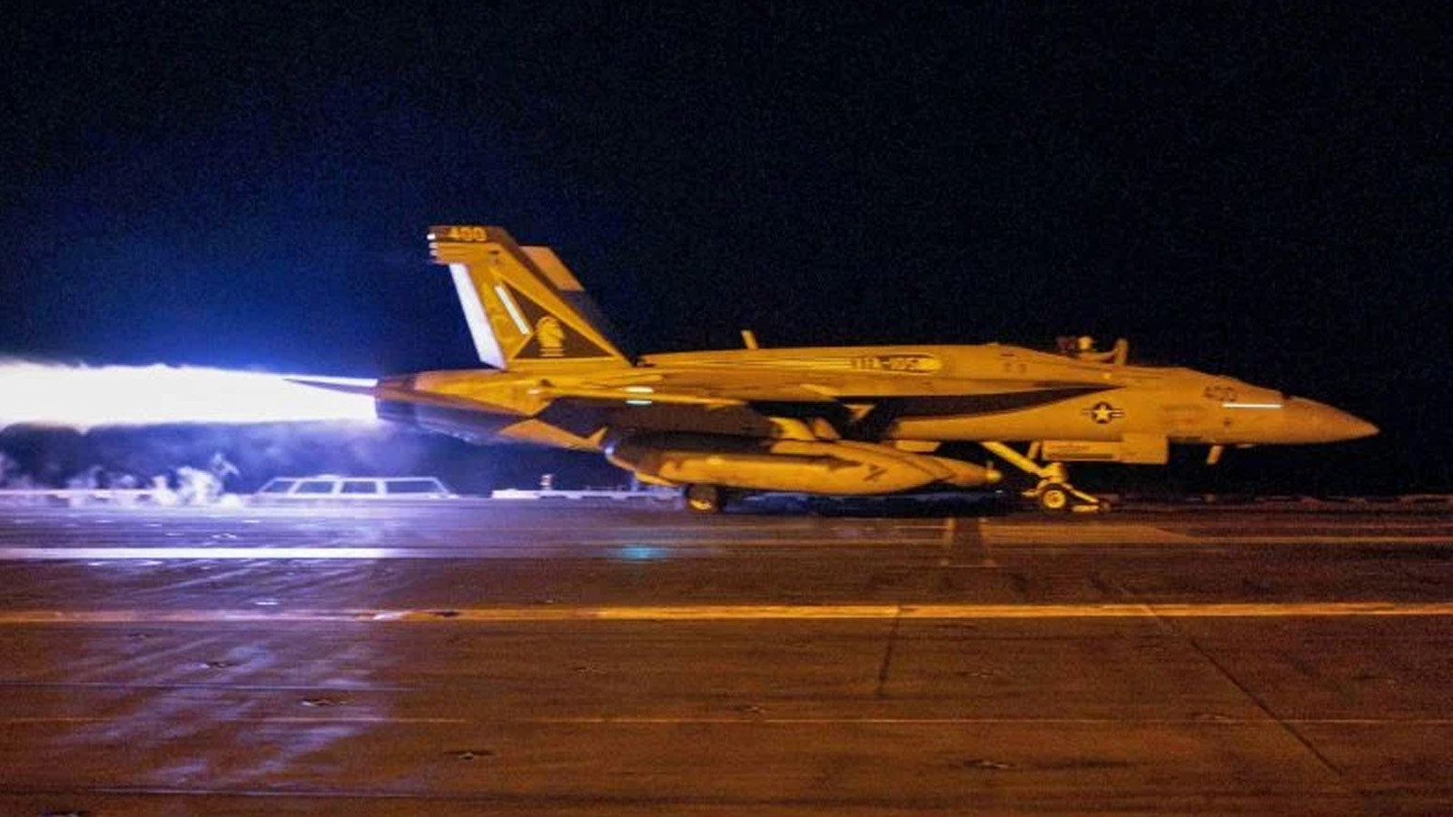  طائرة مقاتلة تقلع من سفينة يو إس إس دوايت دي أيزنهاور (CVN 69) أثناء عمليات الطيران ردًا على هجمات الحوثيين المتزايدة المدعومة من إيران على السفن في البحر الأحمر