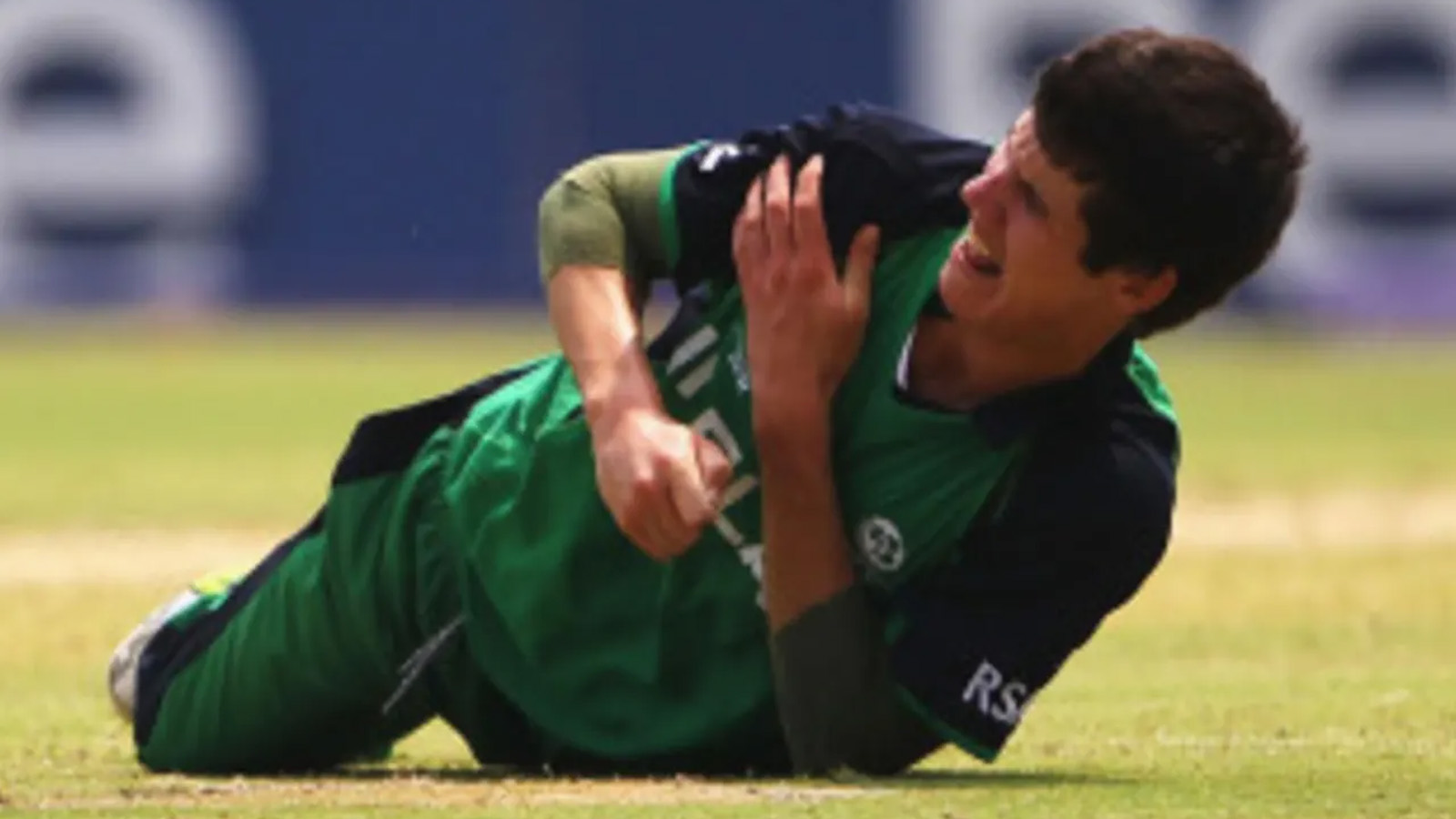 لاعب كرة قدم يعاني ألما في منطقة الكتف (صورة توضيحة)