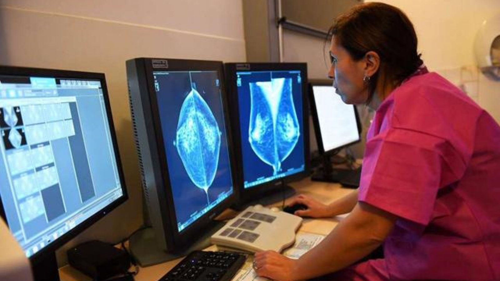 خطر الإصابة بسرطان الثدي يرتفع لدى النساء اللواتي هنّ في مرحلة انقطاع الطمث