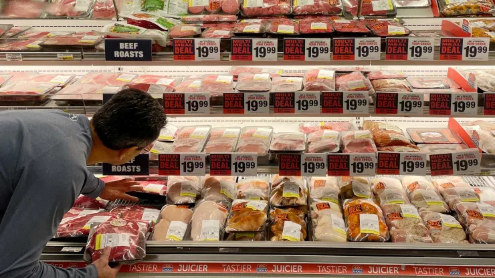 رجل يتسوق لشراء اللحوم في محل بقالة في أنابوليس بولاية ماريلاند في 16 أيار (مايو) 2022