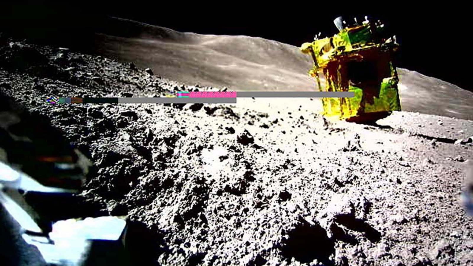 صورة نشرتها في 25 كانون الثاني/يناير 2024 وكالة الفضاء اليابانية (جاكسا)) لسطح القمر التقطها وبثها المسبار 