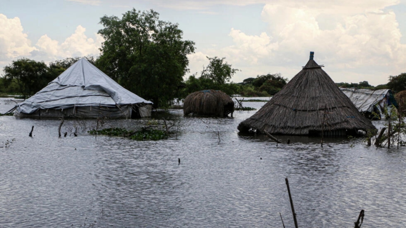 منازل غارقة في منطقة غمرتها الفيضانات معزولة منذ نحو شهر ونصف بسبب الأمطار الغزيرة في بلدة بيبور بولاية بوما شرق جنوب السودان