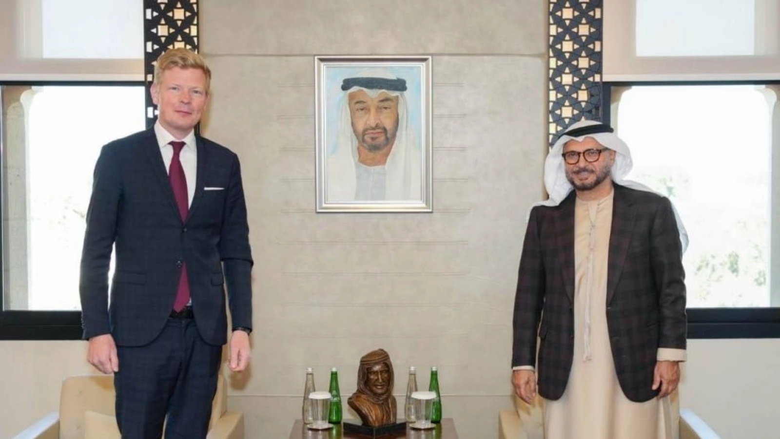 المستشار الدبلوماسي لرئيس دولة الإمارات أنور قرقاش يلتقي المبعوث الخاص للأمين العام للأمم المتحدة إلى اليمن هانس غروندبرغ