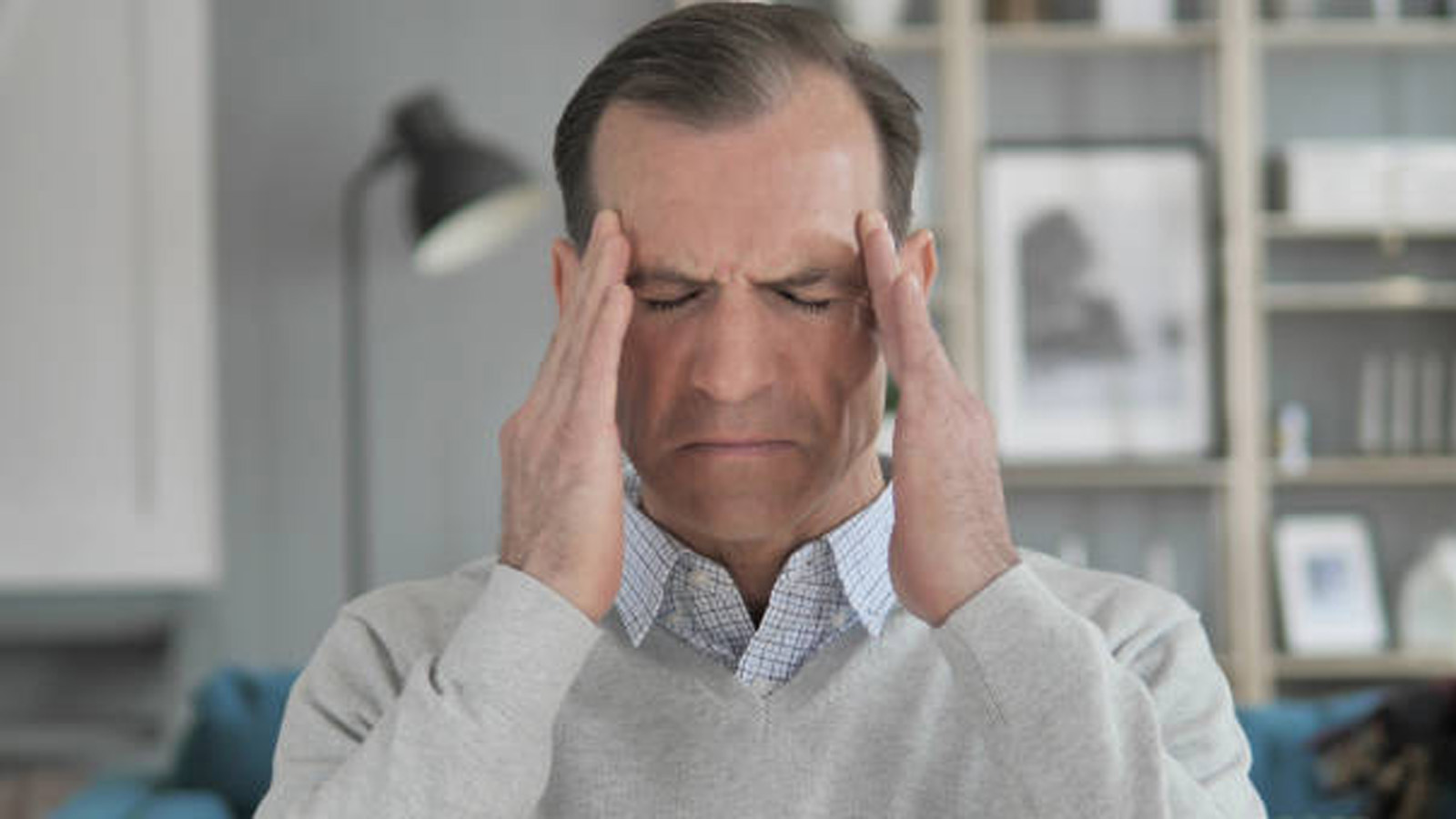 رجل يعاني صعوبة في الرؤية والذاكرة(صورة توضيحية)