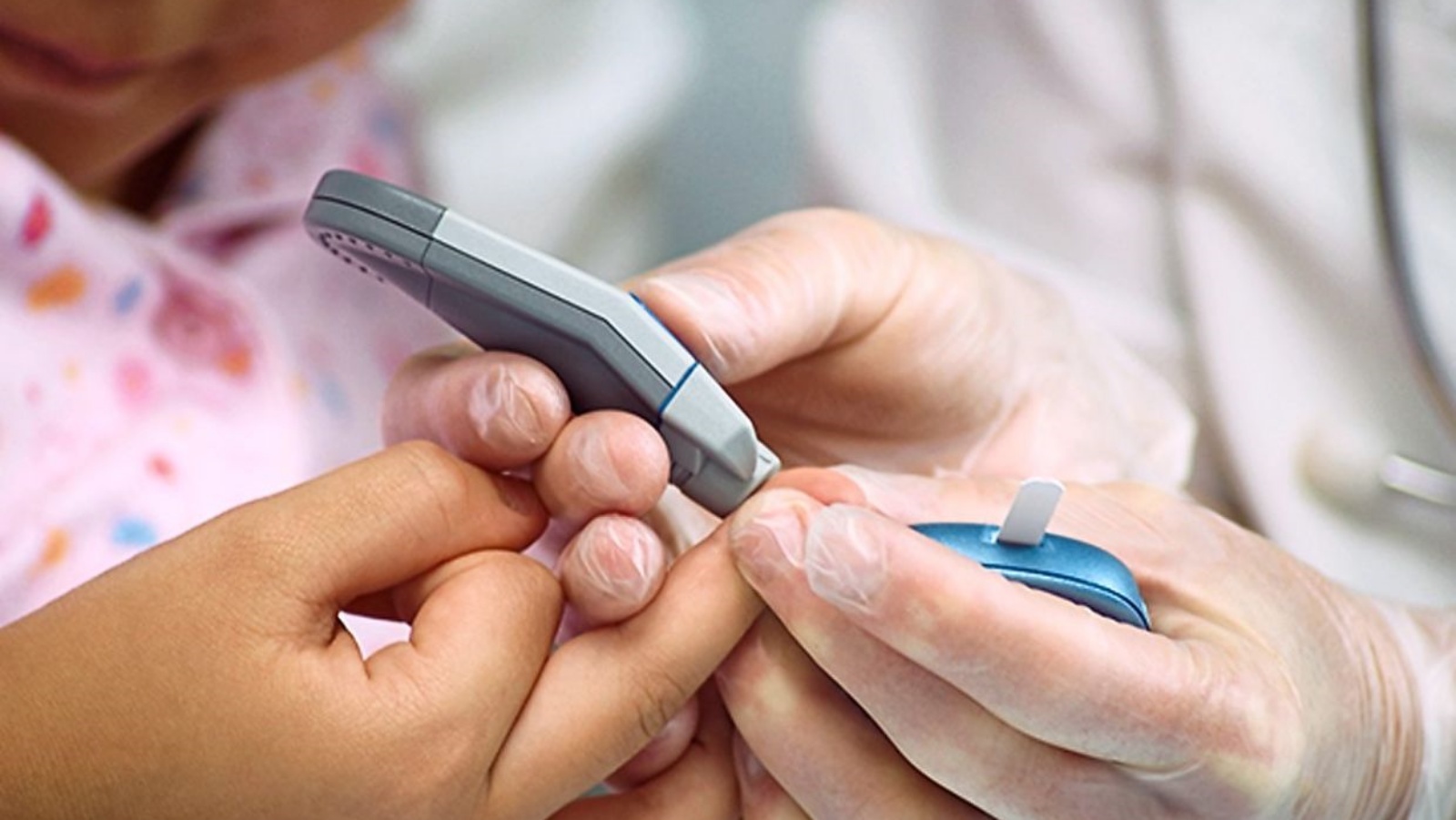 كل ما يتطلبه الأمر هو وخز إصبع صغير لاختبار مستوى السكر في دم طفلك