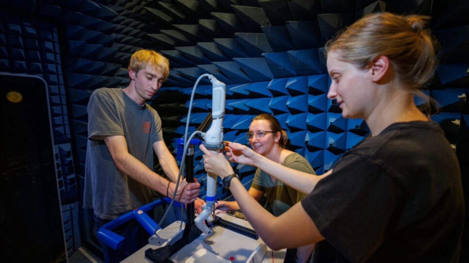 طلاب من جامعة نبراسكا يعملون على روبوت جراحي صغير يسمى spaceMIRA، قبل اختباره على محطة الفضاء الدولية