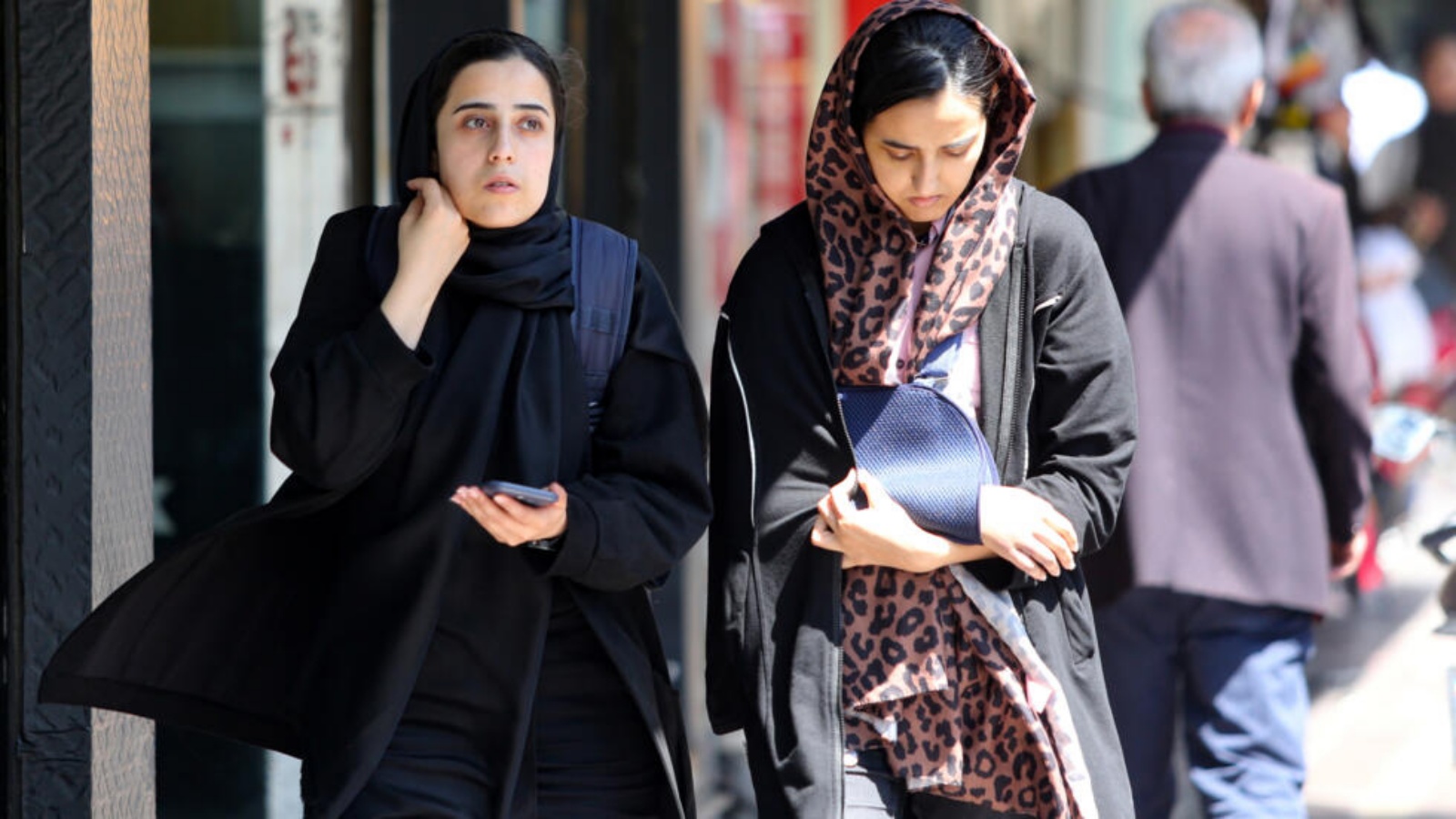 امرأتان في أحد شوارع طهران في 19 نيسان (أبريل) 2023