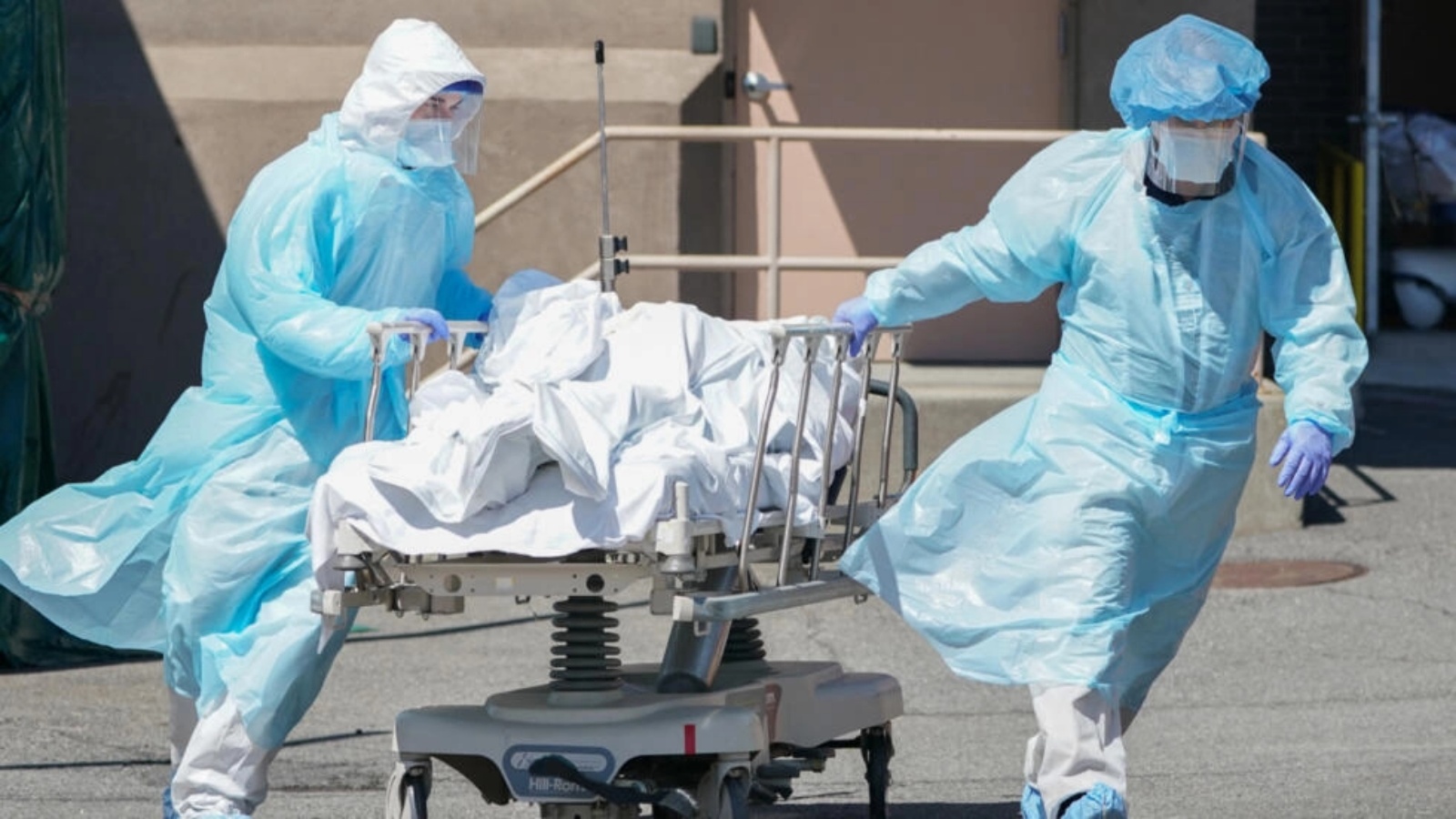 جثث أشخاص توفوا نتيجة إصابتهم بفيروس كورونا يتم نقلها إلى شاحنة مبردة تعمل كمشرحة مؤقتة في مستشفى ويكوف في منطقة نيويورك في بروكلين