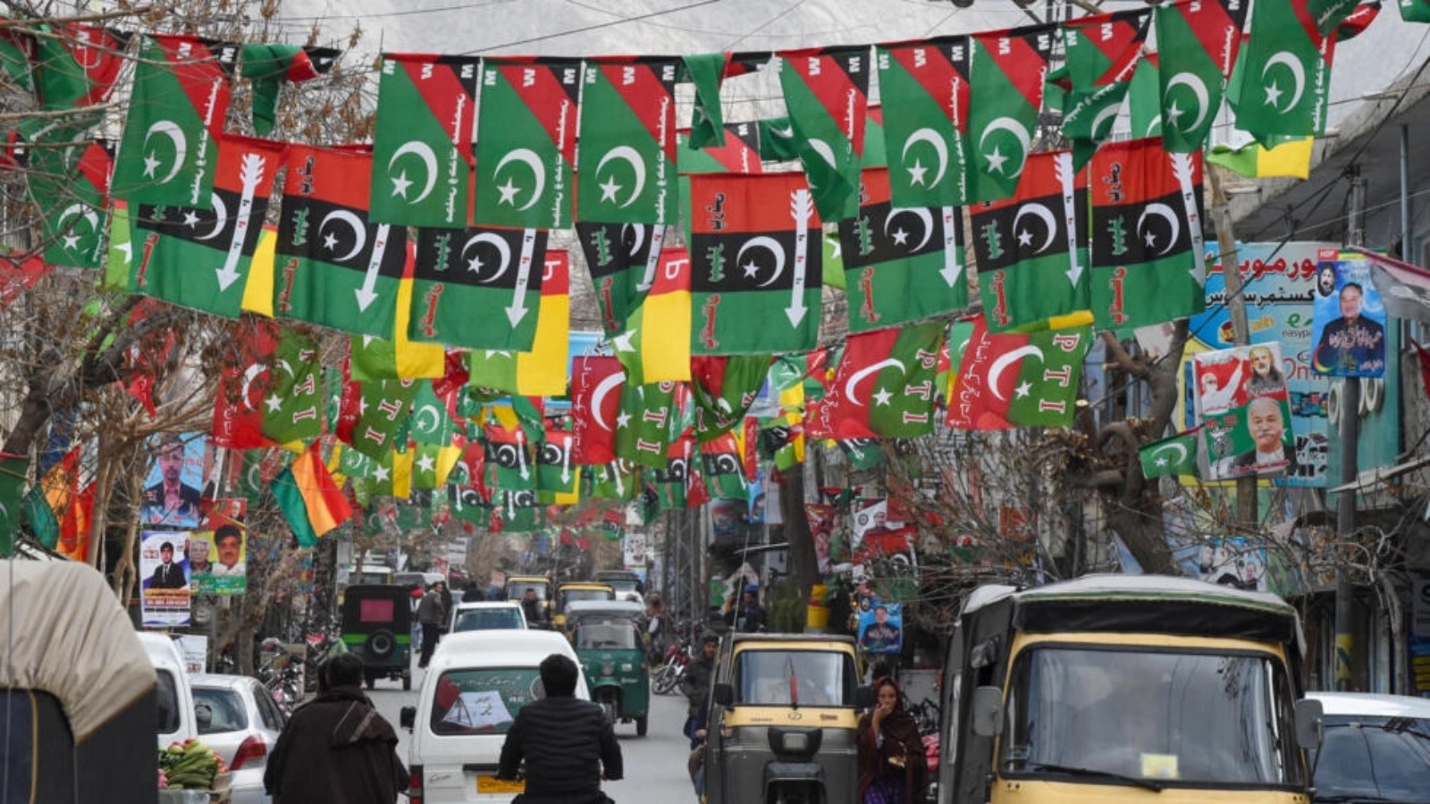 صورة التُقطت في الثالث من شباط (فبراير) 2024 تُظهر شارعا مزينا بأعلام لأحزاب سياسية قبل الانتخابات العامة في باكستان