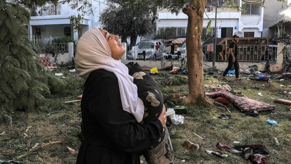 امرأة بين الأنقاض خارج المستشفى الأهلي العربي وسط غزة