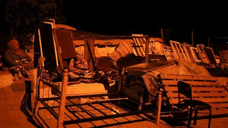 Reuters سكان محليون قضوا ليلتهم في الشارع في قرية مولاي إبراهيم بإقليم الحوز، في أعقاب الزلزال الذي ضرب المغرب