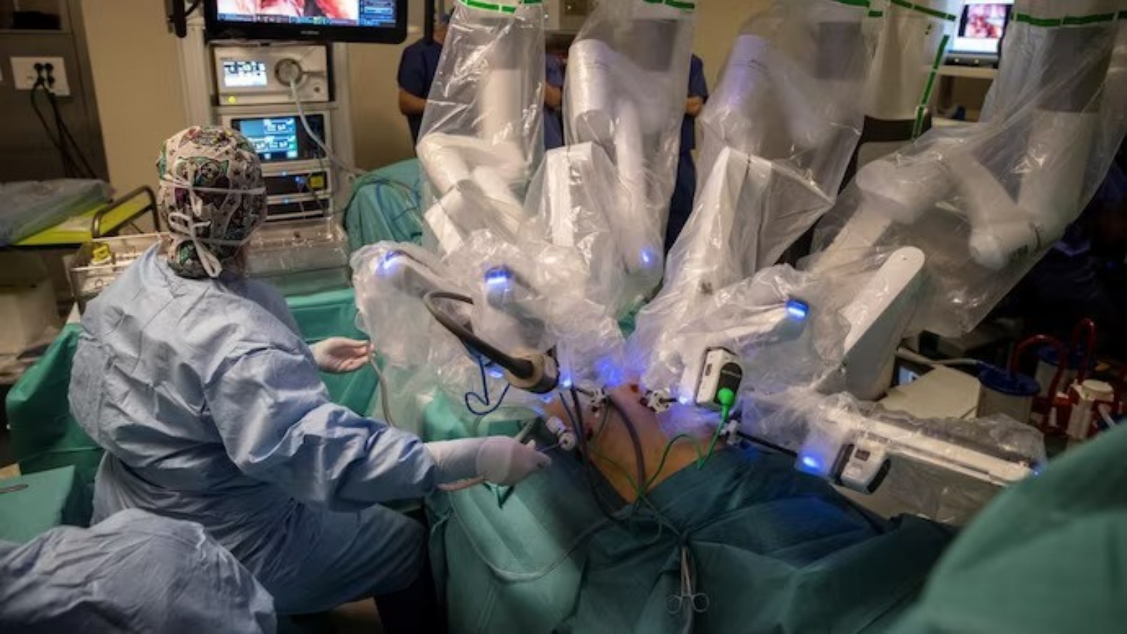 توسع استخدام الروبوتات في العمليات الجراحية لتمكين الدقة خارج حدود اليد البشرية