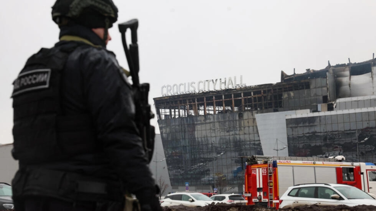 عنصر أمن روسي بالقرب من موقع الهجوم الذي وقع مساء الجمعة في كراسنوجورسك قرب موسكو 