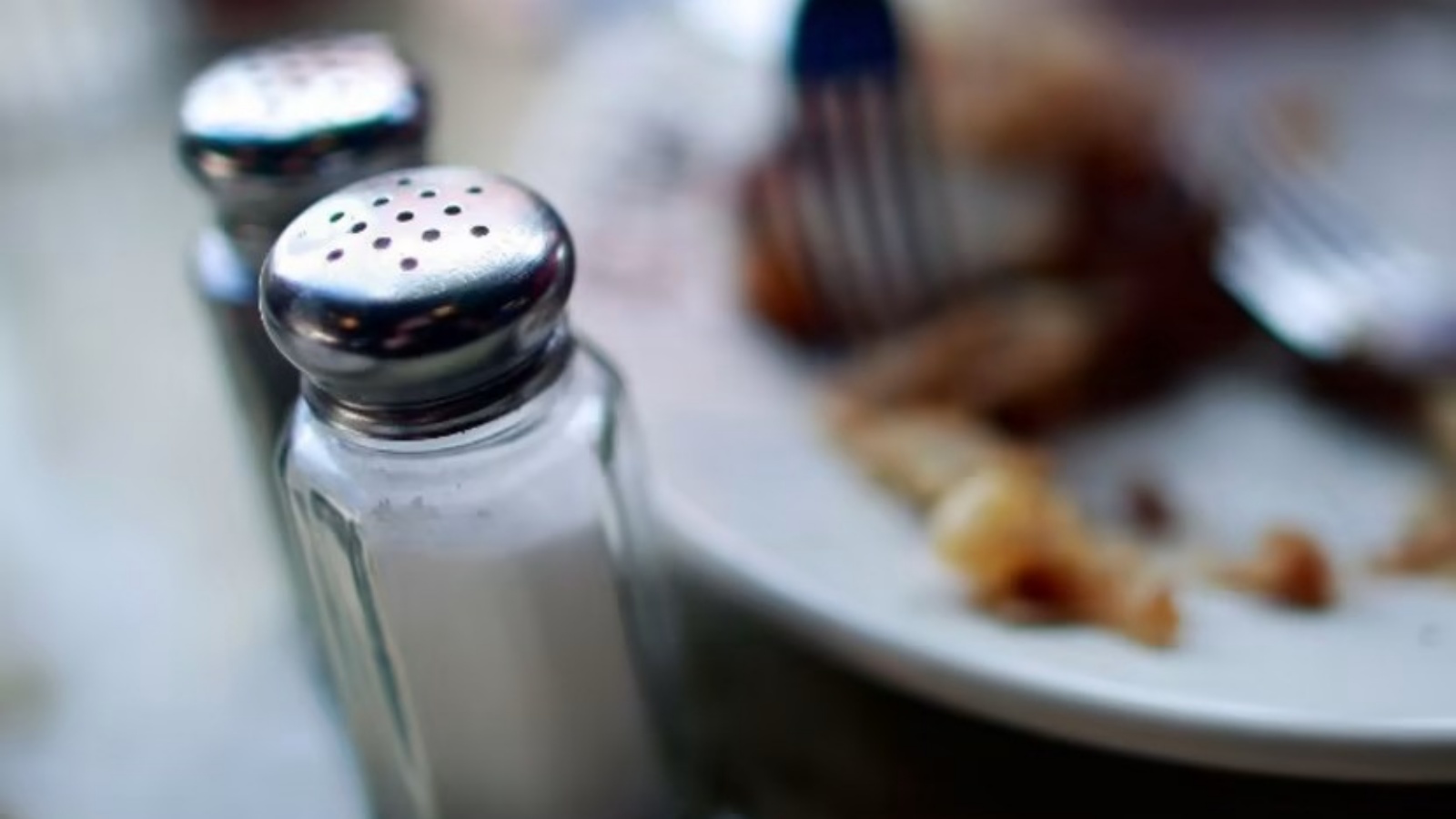 إضافة كميات كبيرة من الملح إلى الأطعمة يرتبط بزيادة خطر الإصابة بأمراض الكلى المزمنة