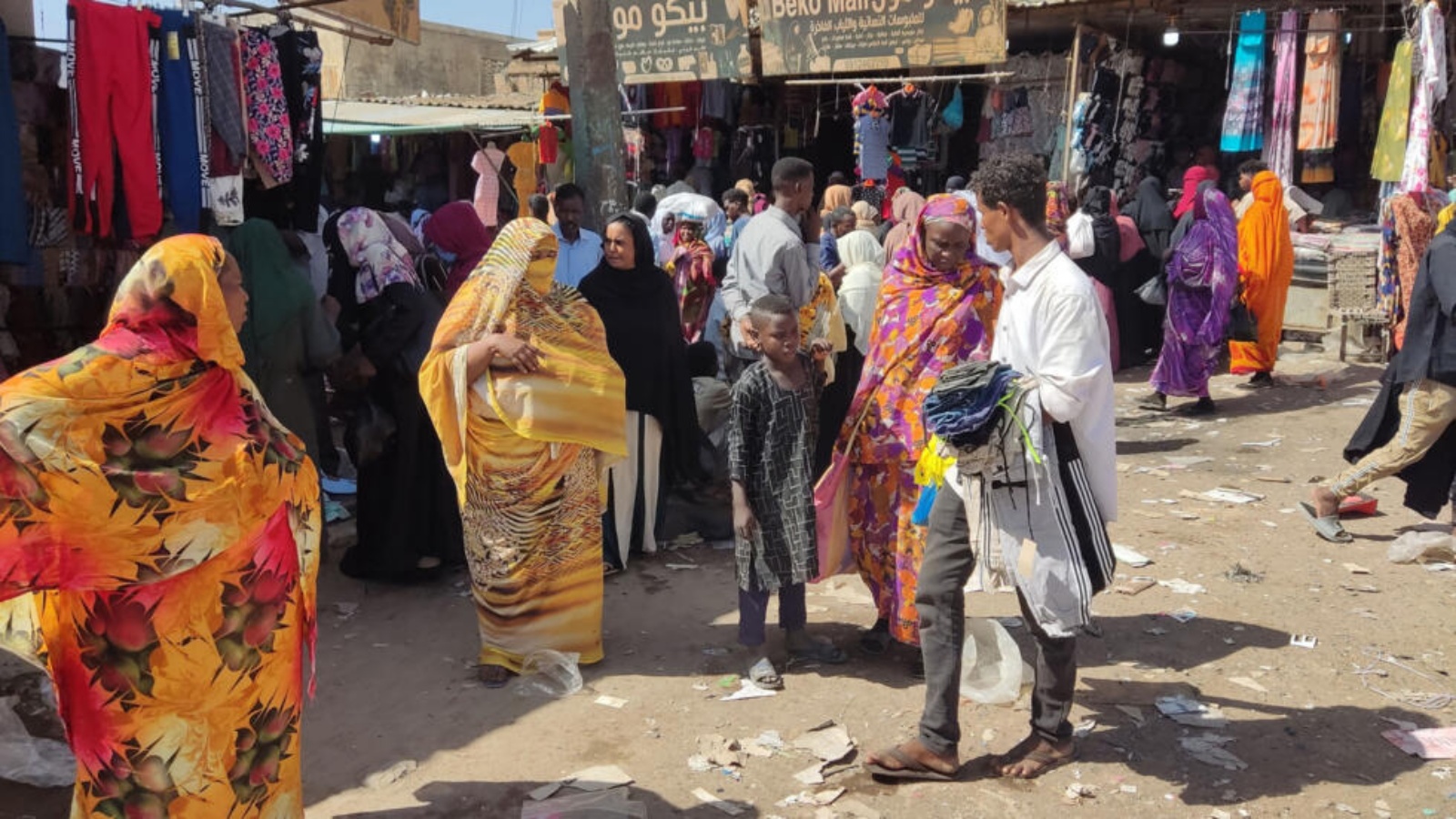 سودانيون يتسوقون قبل عيد الفطر في مدينة القضارف بشرق السودان في 8 نيسان (أبريل) 2024 