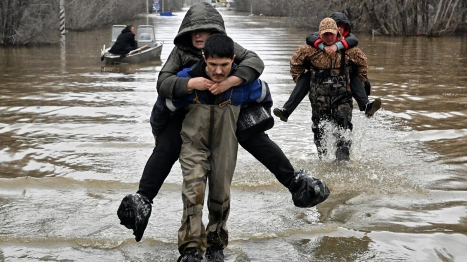 مسعفون يجلون سكانا من مدينة أورسك في منطقة أورنبرغ الروسية التي اجتاحتها فيضانات، في 8 نيسان (أبريل) 2024 