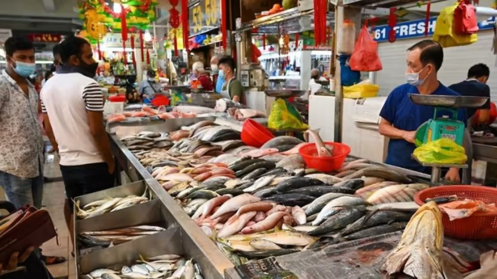 أشخاص في سوق السمك بسنغافورة (توضيحية)