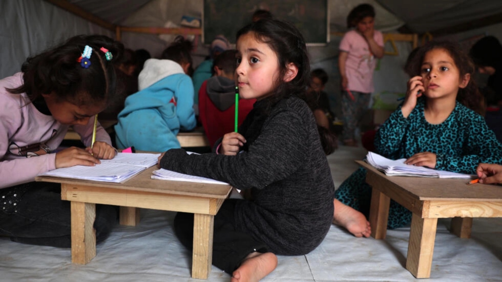أطفال في فصل دراسي مؤقت في مخيم للنازحين الفلسطينيين في رفح جنوب قطاع غزة في 27 آذار/مارس 2024 أطفال في فصل دراسي مؤقت في مخيم للنازحين الفلسطينيين في رفح جنوب قطاع غزة في 27 آذار (مارس) 2024 