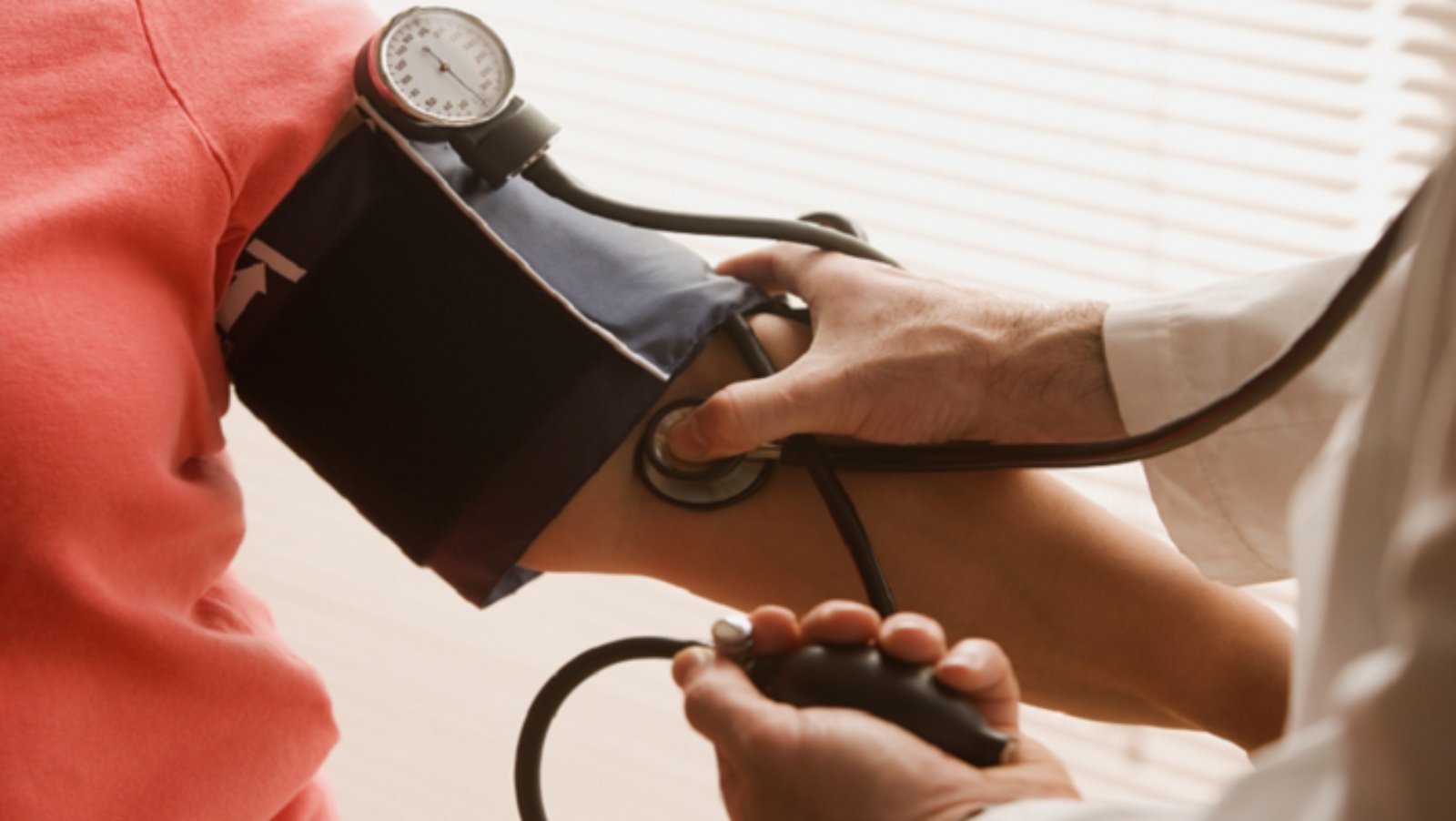 قياس ضغط الدم لأحد المرضى