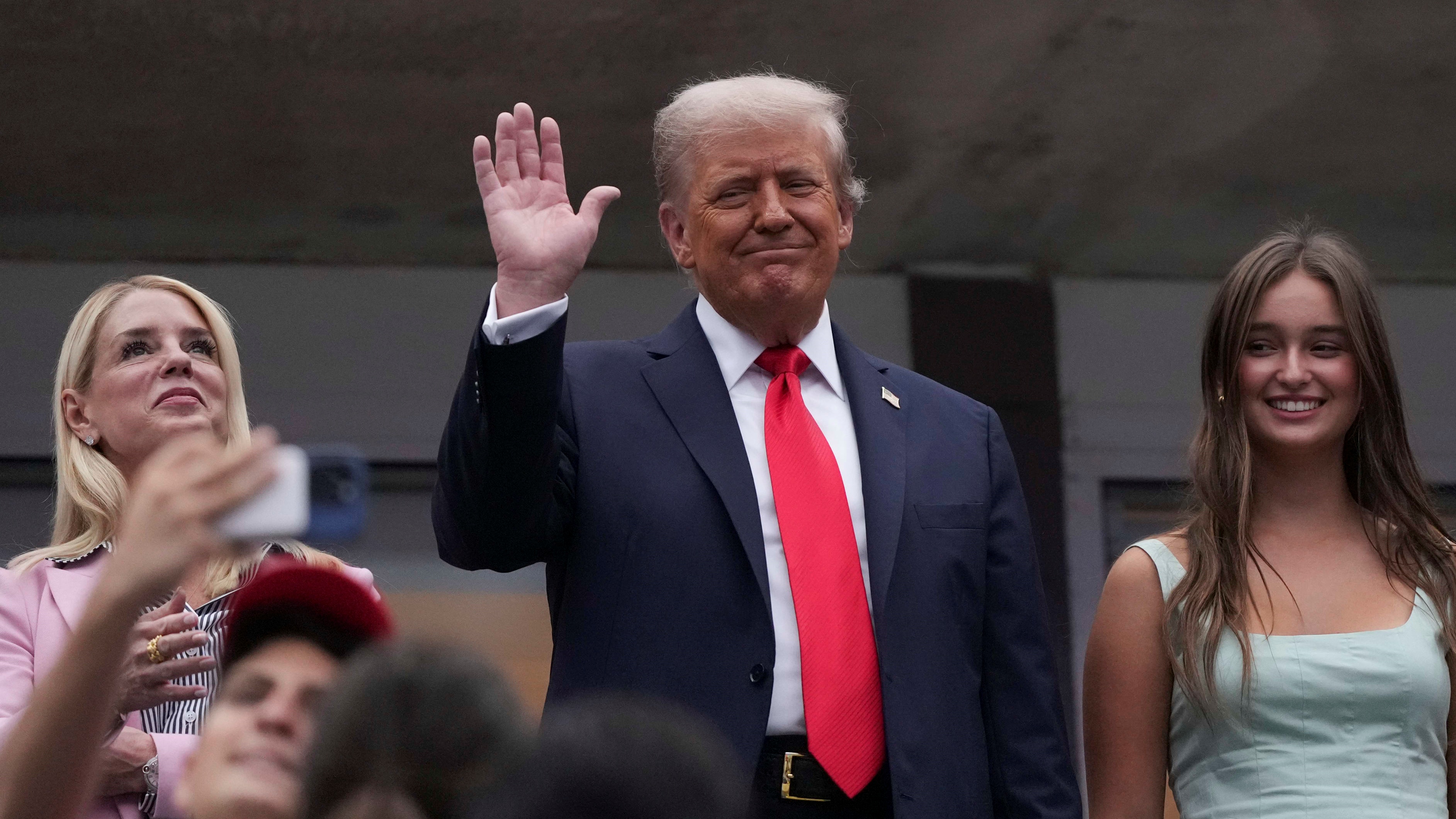 الرئيس الأميركي دونالد ترامب أثناء حضوره نهائي بطولة أميركا المفتوحة للتنس (الأحد)