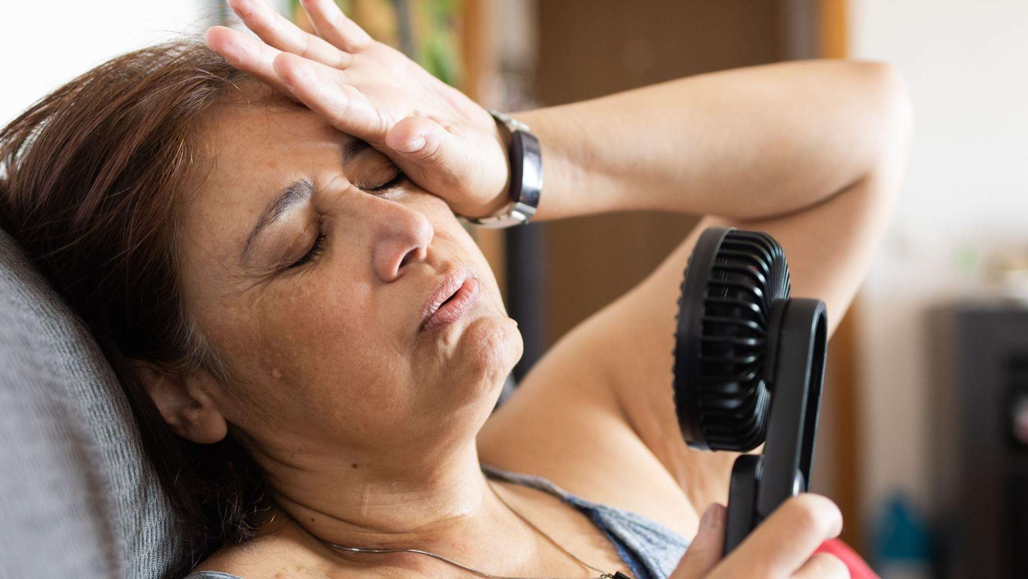 قلق من رائحة العرق؟ هوس تروّج له وسائل التواصل الاجتماعي، لكن الخبراء يؤكدون أن التعرق عملية طبيعية وضرورية لصحة الجسم