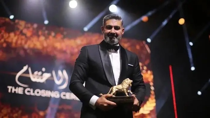 الفنان المصري ياسر جلال مع جائزة 