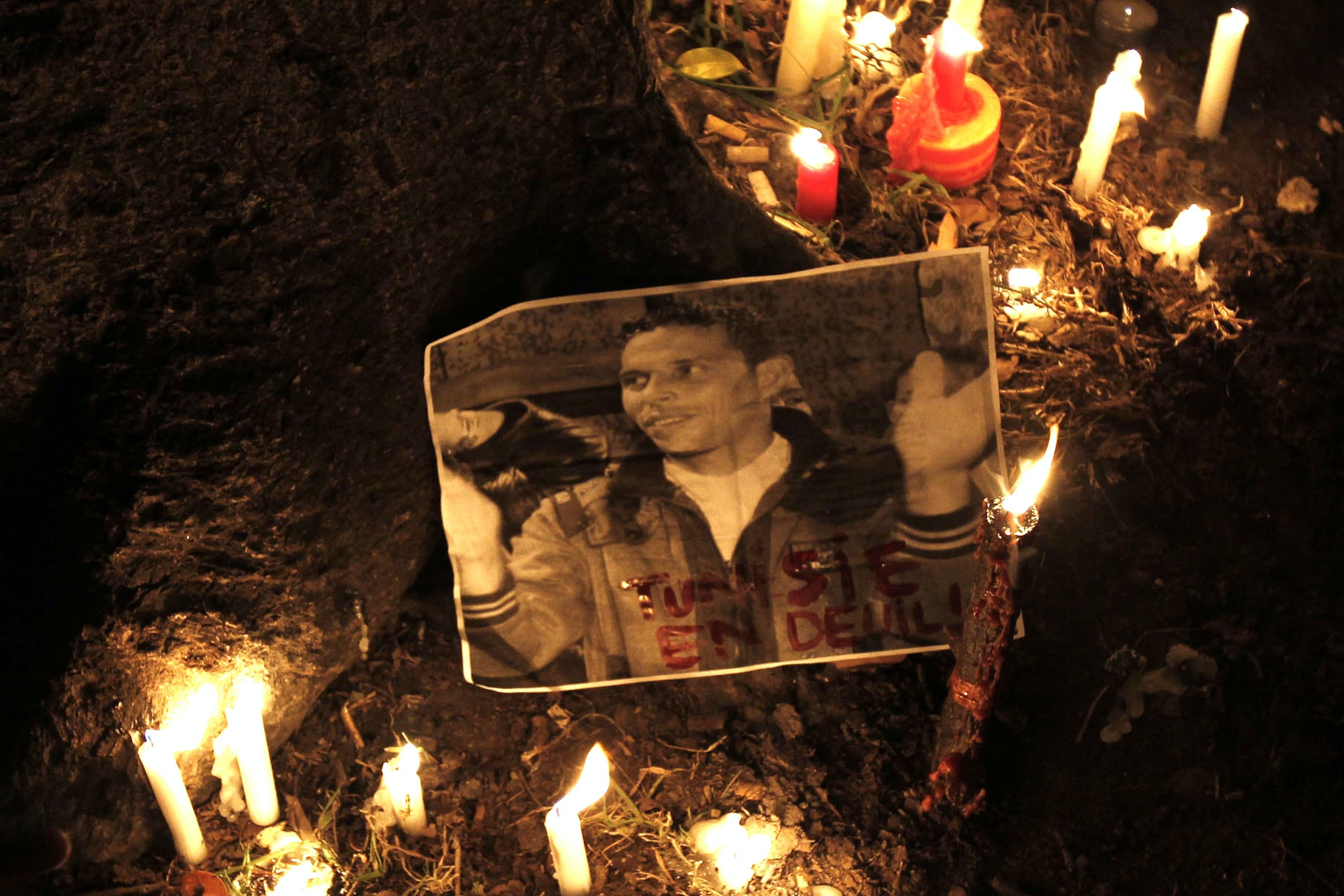شموع في ذكرى رحيل محمد البوعزيزي