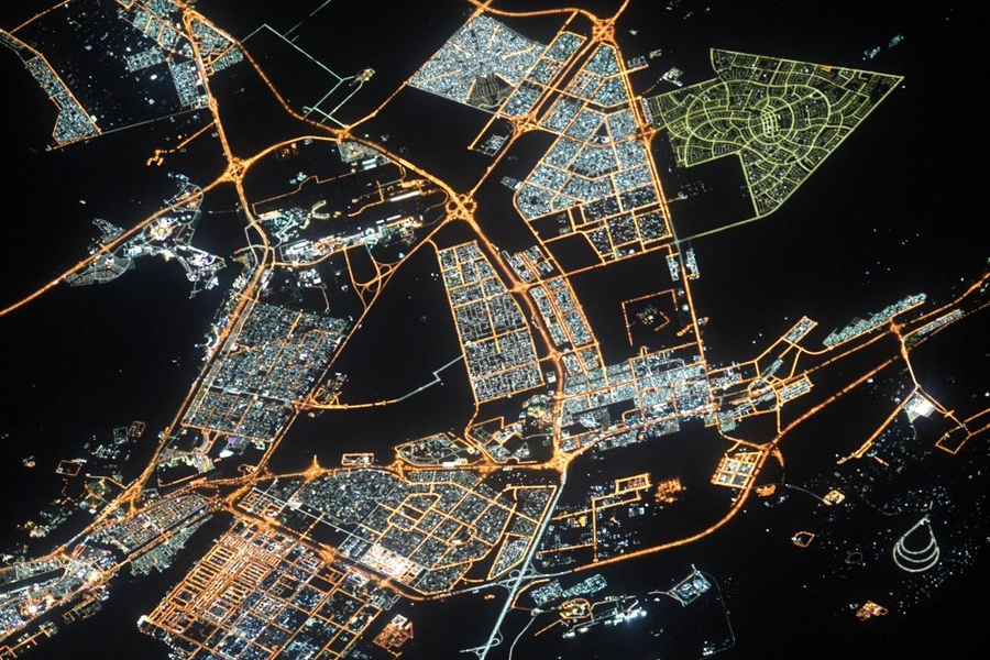لقطة من الفضاء لمدينة أبوظبي متلألئة بالأضواء. بعدسة رائدة الفضاء الأميركية جيسيكا مير