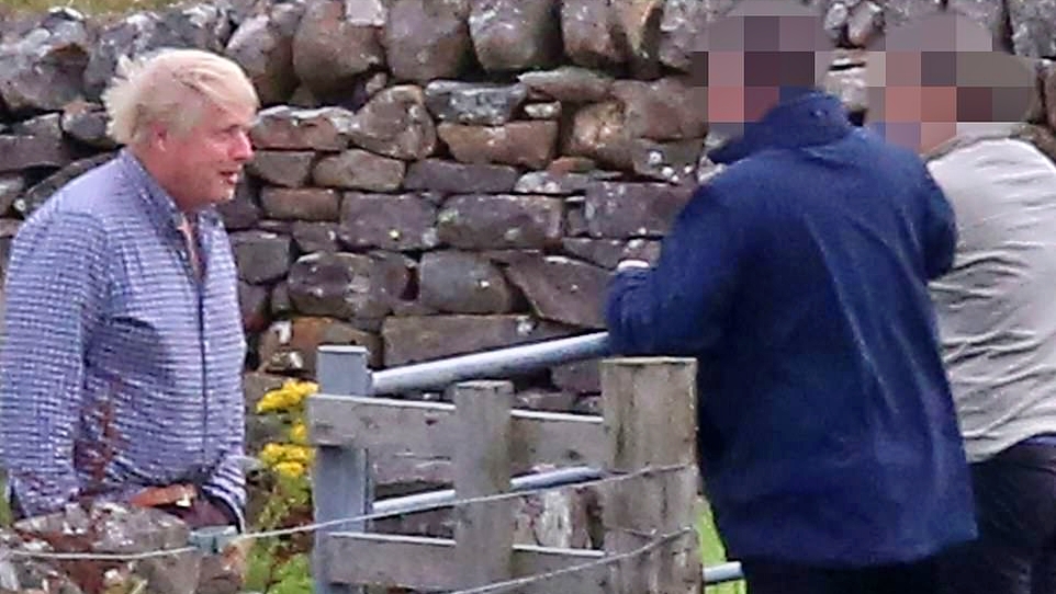 جونسون خلال اجازته في اسكوتلندا - صور من (ديلي ميل)