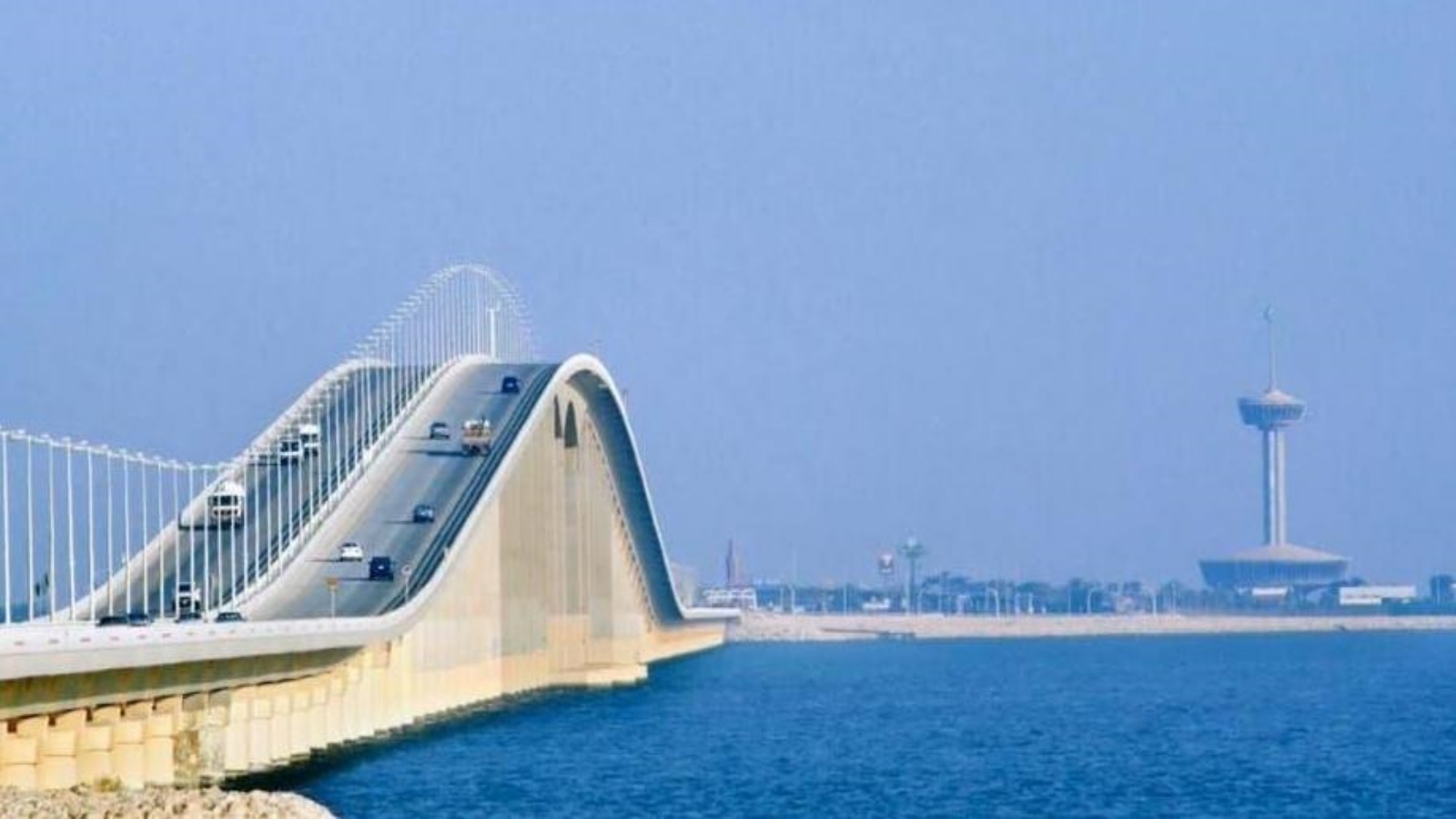 جسر الملك فهد مابين السعودية والبحرين أحد أهم المنافذ البرية التي يعبرها مئات المسافين 