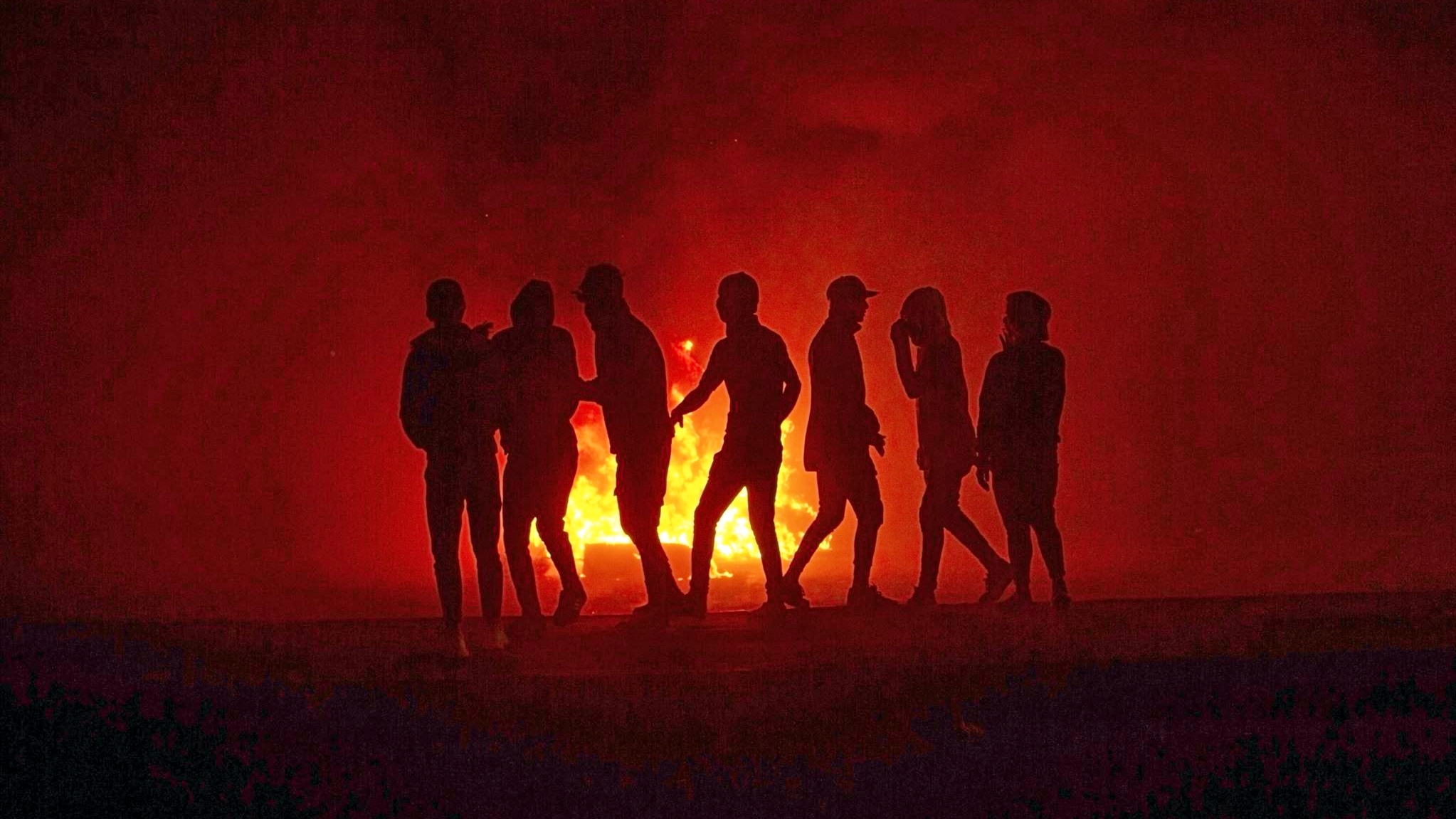 متظاهرون يقطعون الطريق بالإطارات المشتعلة في مدينة البصرة يوم 26 ديسمبر 2019... حرائقُ الشرق الأوسط... متى تُطفأ؟