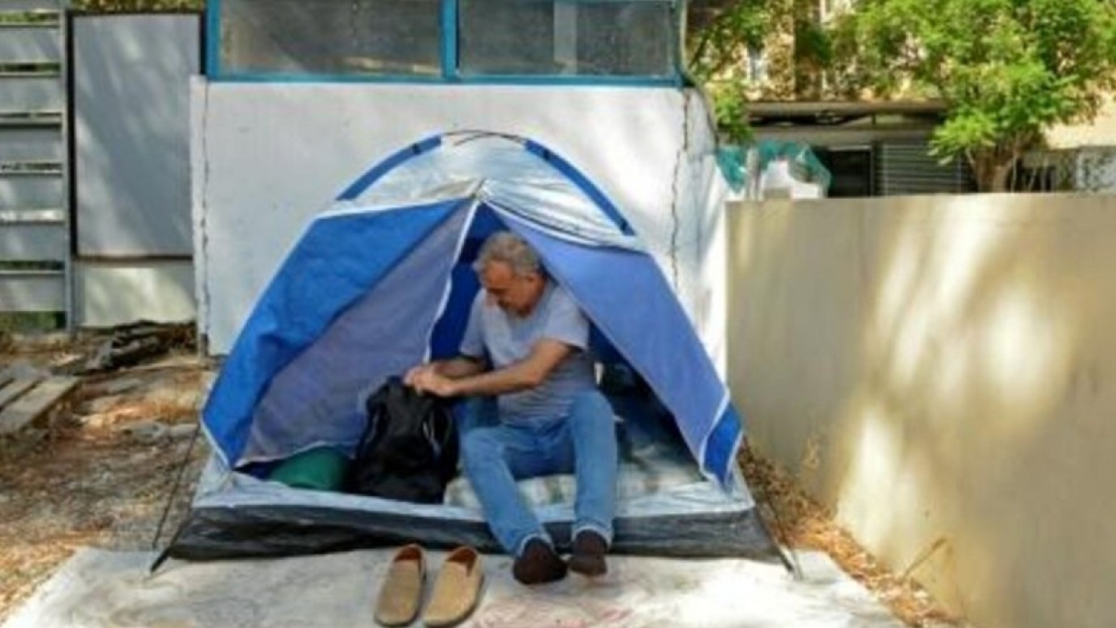 في هذه الخيمة يعيش الإيراني أوميد توتيان العالق بين شطري قبرص