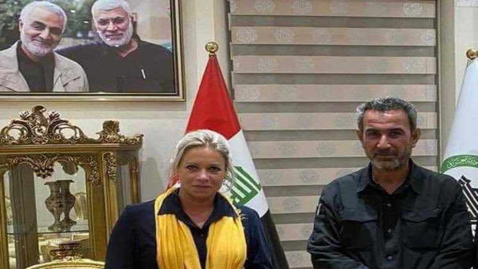 بلاسخارت ملتقية المحمداوي وخلفهما صورة لسليماني والمهندس