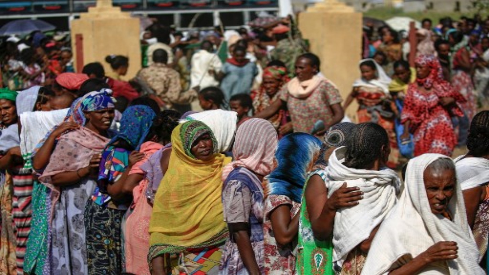 لاجئون اثيوبيون فروا من القتال في منطقة تيغراي يتجمعون في مركز استقبال حدودي (القرية 8) في ولاية القضارف شرق السودان ، في 20 نوفمبر 2020. 