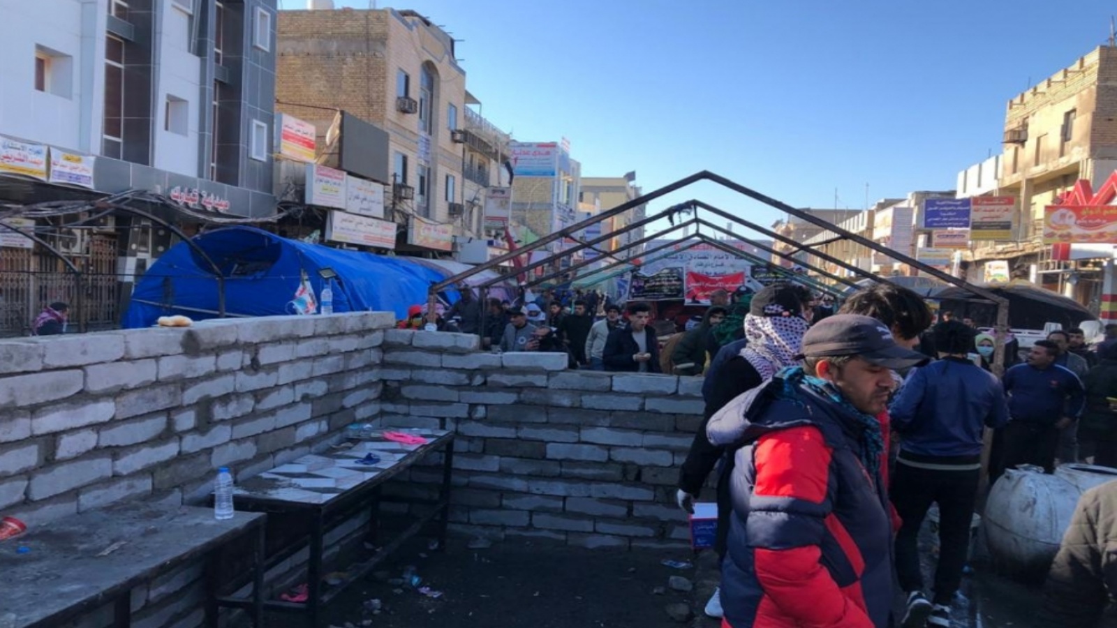 متظاهرو الناصرية يعيدون بناء خيامهم بالطابوق بعد احراقها من المليشيات