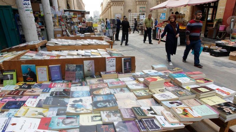 مكتبات متراصفة في سوق الكتب في بغداد
