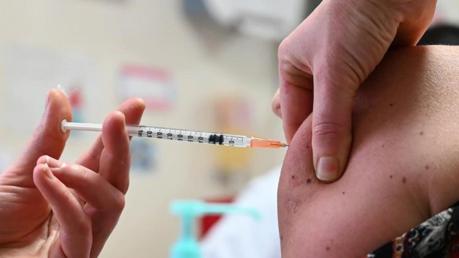 وتيرة التطعيم تتسارع في المملكة المتحدة (أ ف ب)