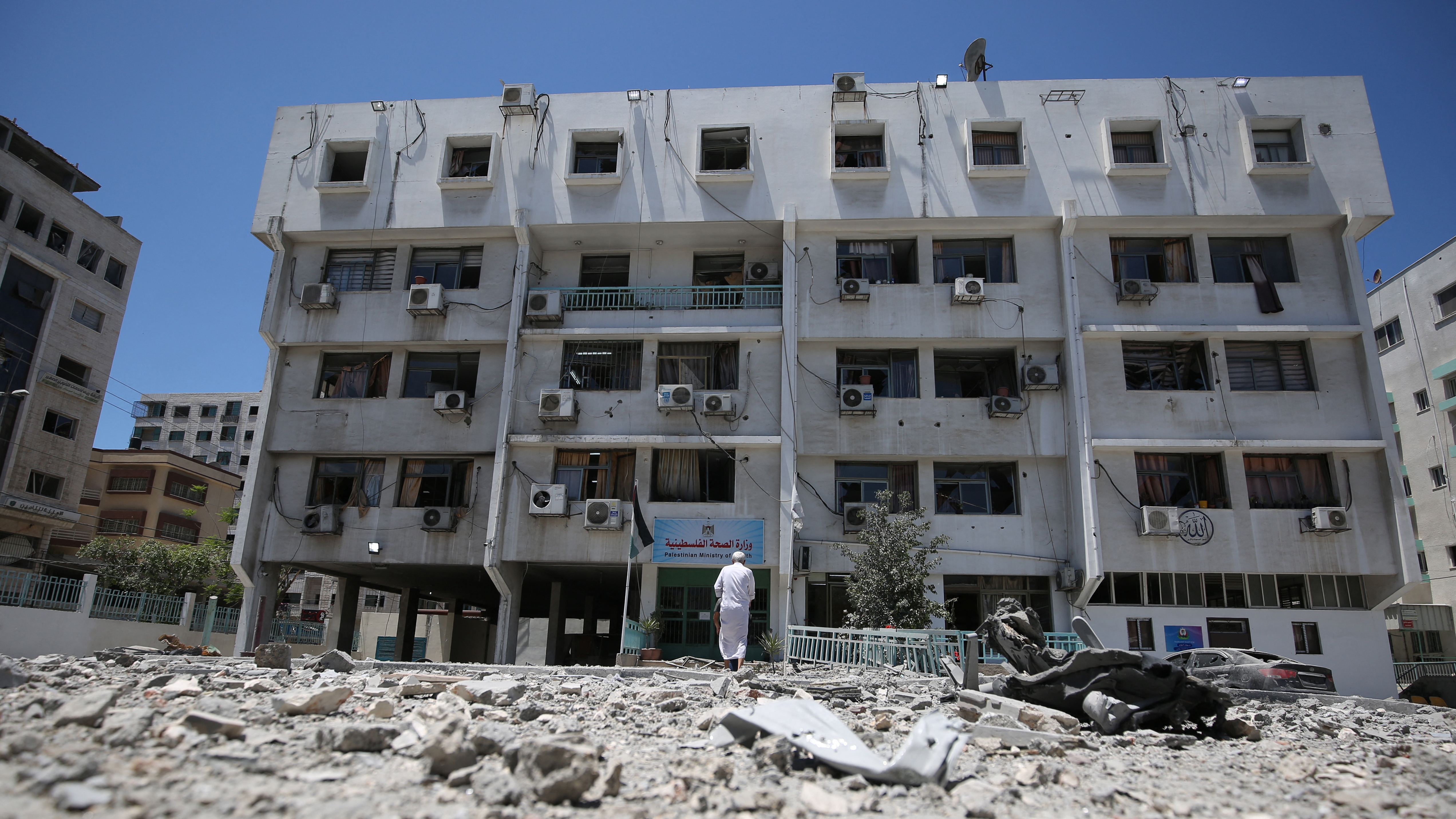 مبنى وزارة الصحة الفلسطينية في غزة الذي تضرر بشدة جراء القصف الإسرائيلي على مدينة غزة في وقت سابق من هذا الأسبوع